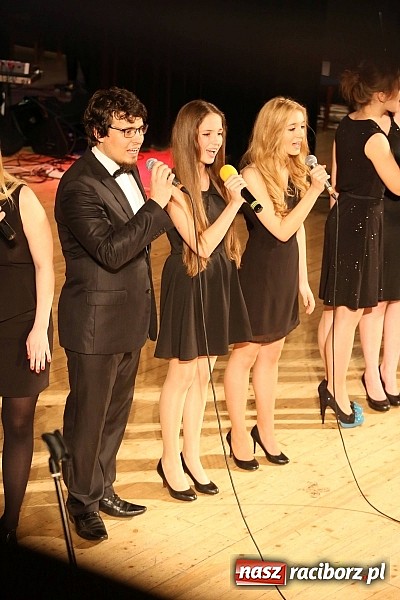 Zdjęcie w galerii na portalu naszraciborz.pl: Gwiazdka Serc 2014 - Autostopem PRL-u tropem. Ze sceny i od kuchni wiadomości z regionu