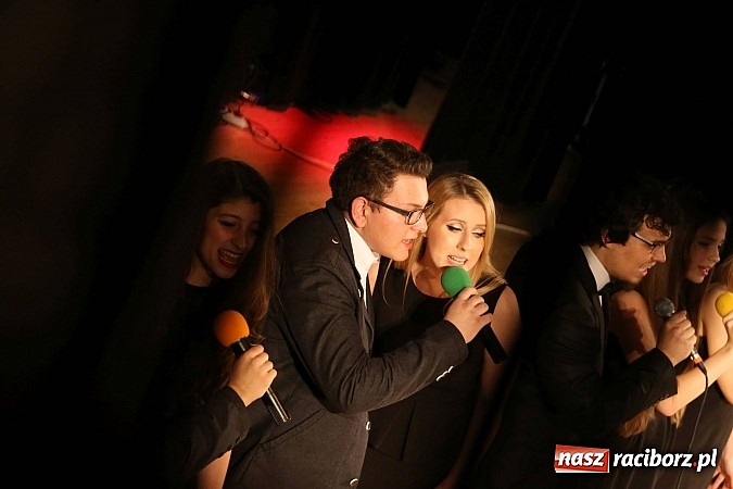 Zdjęcie w galerii na portalu naszraciborz.pl: Gwiazdka Serc 2014 - Autostopem PRL-u tropem. Ze sceny i od kuchni wiadomości z regionu