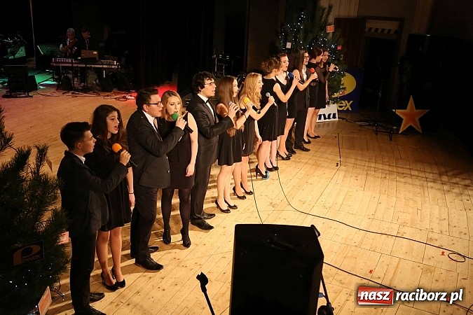 Zdjęcie w galerii na portalu naszraciborz.pl: Gwiazdka Serc 2014 - Autostopem PRL-u tropem. Ze sceny i od kuchni wiadomości z regionu