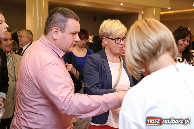 Zdjęcie w galerii na portalu naszraciborz.pl: Gwiazdka Serc 2014 - Autostopem PRL-u tropem. Ze sceny i od kuchni wiadomości z regionu