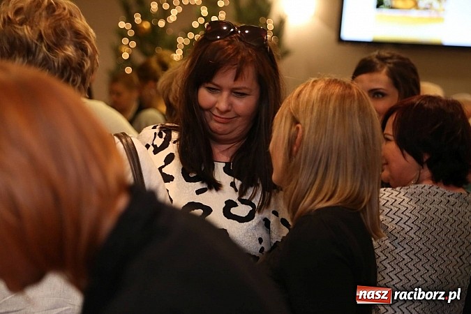 Zdjęcie w galerii na portalu naszraciborz.pl: Gwiazdka Serc 2014 - Autostopem PRL-u tropem. Ze sceny i od kuchni wiadomości z regionu