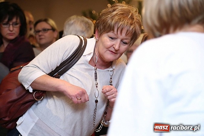 Zdjęcie w galerii na portalu naszraciborz.pl: Gwiazdka Serc 2014 - Autostopem PRL-u tropem. Ze sceny i od kuchni wiadomości z regionu