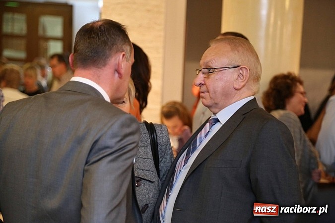 Zdjęcie w galerii na portalu naszraciborz.pl: Gwiazdka Serc 2014 - Autostopem PRL-u tropem. Ze sceny i od kuchni wiadomości z regionu