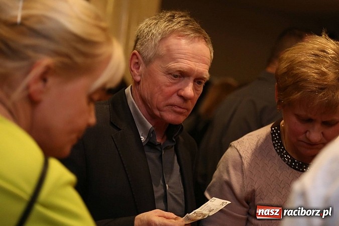 Zdjęcie w galerii na portalu naszraciborz.pl: Gwiazdka Serc 2014 - Autostopem PRL-u tropem. Ze sceny i od kuchni wiadomości z regionu