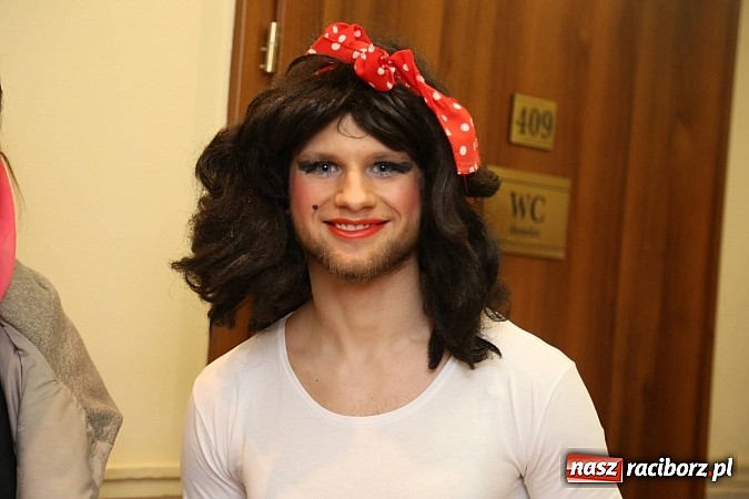 Zdjęcie w galerii na portalu naszraciborz.pl: Gwiazdka Serc 2014 - Autostopem PRL-u tropem. Ze sceny i od kuchni wiadomości z regionu