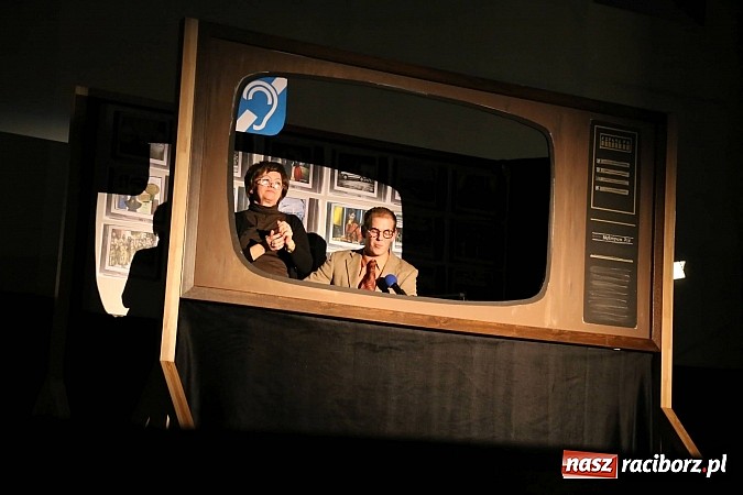 Zdjęcie w galerii na portalu naszraciborz.pl: Gwiazdka Serc 2014 - Autostopem PRL-u tropem. Ze sceny i od kuchni wiadomości z regionu