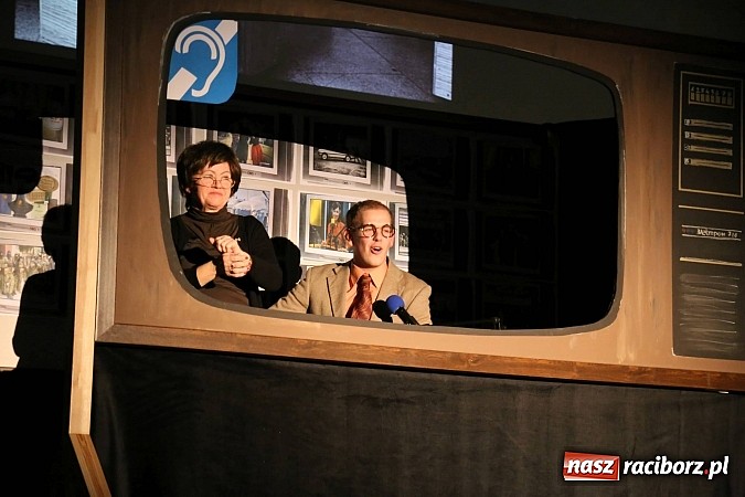 Zdjęcie w galerii na portalu naszraciborz.pl: Gwiazdka Serc 2014 - Autostopem PRL-u tropem. Ze sceny i od kuchni wiadomości z regionu