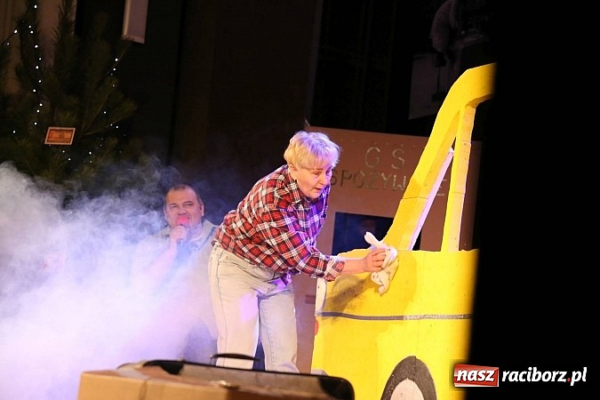 Zdjęcie w galerii na portalu naszraciborz.pl: Gwiazdka Serc 2014 - Autostopem PRL-u tropem. Ze sceny i od kuchni wiadomości z regionu