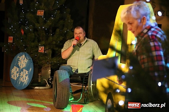 Zdjęcie w galerii na portalu naszraciborz.pl: Gwiazdka Serc 2014 - Autostopem PRL-u tropem. Ze sceny i od kuchni wiadomości z regionu