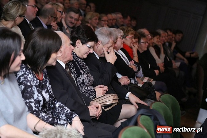 Zdjęcie w galerii na portalu naszraciborz.pl: Gwiazdka Serc 2014 - Autostopem PRL-u tropem. Ze sceny i od kuchni wiadomości z regionu