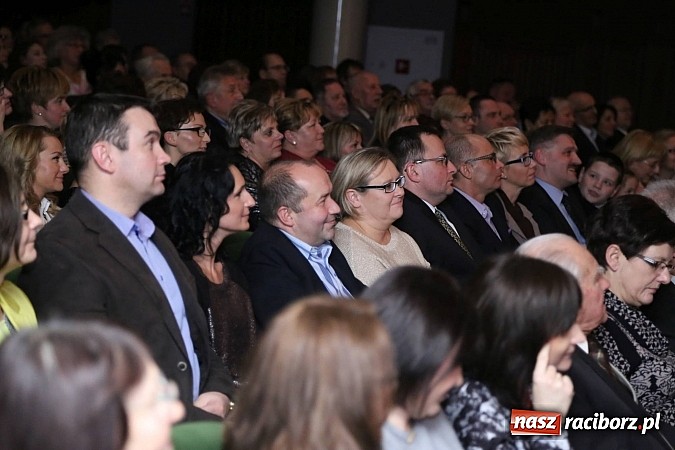 Zdjęcie w galerii na portalu naszraciborz.pl: Gwiazdka Serc 2014 - Autostopem PRL-u tropem. Ze sceny i od kuchni wiadomości z regionu