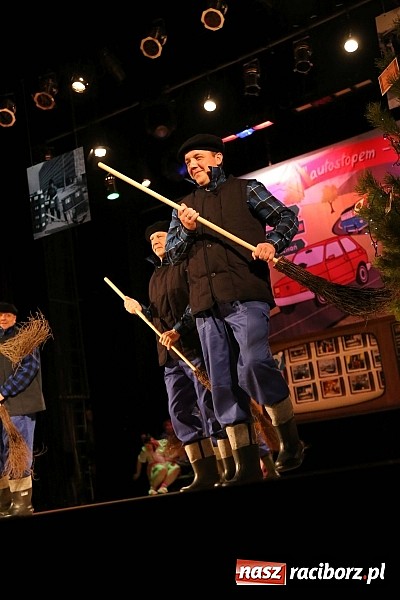 Zdjęcie w galerii na portalu naszraciborz.pl: Gwiazdka Serc 2014 - Autostopem PRL-u tropem. Ze sceny i od kuchni wiadomości z regionu