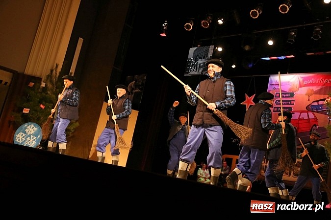 Zdjęcie w galerii na portalu naszraciborz.pl: Gwiazdka Serc 2014 - Autostopem PRL-u tropem. Ze sceny i od kuchni wiadomości z regionu