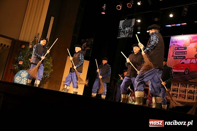 Zdjęcie w galerii na portalu naszraciborz.pl: Gwiazdka Serc 2014 - Autostopem PRL-u tropem. Ze sceny i od kuchni wiadomości z regionu