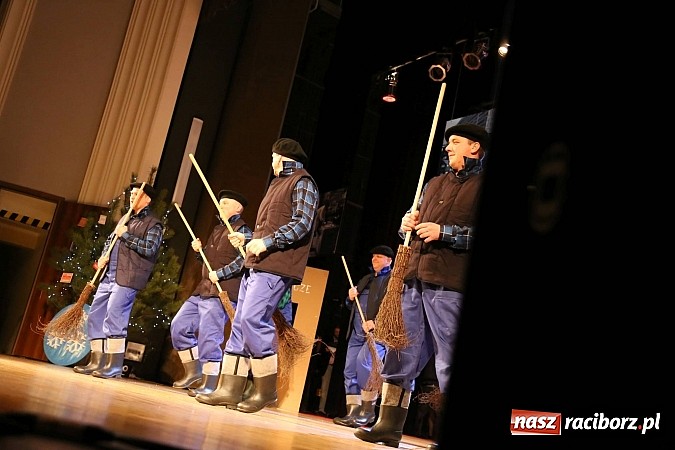 Zdjęcie w galerii na portalu naszraciborz.pl: Gwiazdka Serc 2014 - Autostopem PRL-u tropem. Ze sceny i od kuchni wiadomości z regionu