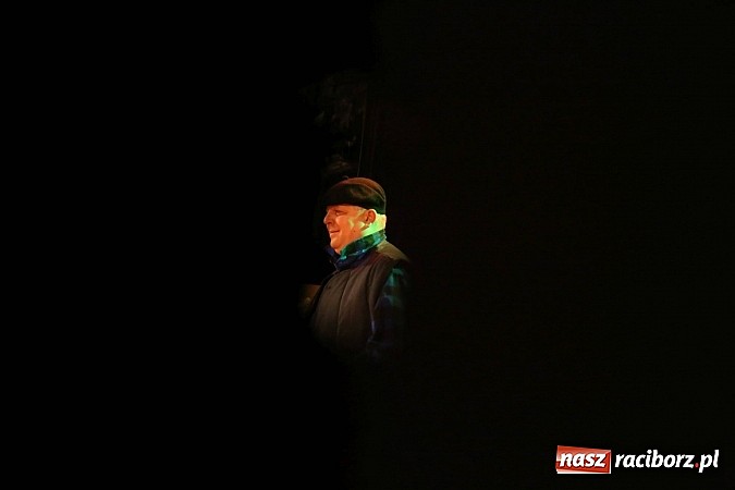 Zdjęcie w galerii na portalu naszraciborz.pl: Gwiazdka Serc 2014 - Autostopem PRL-u tropem. Ze sceny i od kuchni wiadomości z regionu