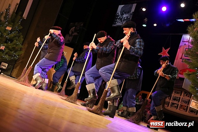 Zdjęcie w galerii na portalu naszraciborz.pl: Gwiazdka Serc 2014 - Autostopem PRL-u tropem. Ze sceny i od kuchni wiadomości z regionu