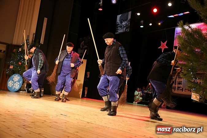 Zdjęcie w galerii na portalu naszraciborz.pl: Gwiazdka Serc 2014 - Autostopem PRL-u tropem. Ze sceny i od kuchni wiadomości z regionu