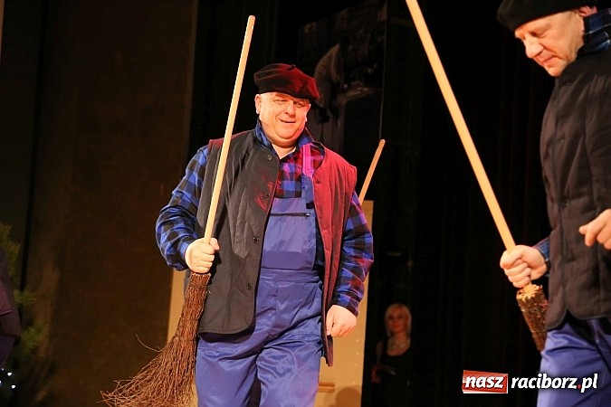 Zdjęcie w galerii na portalu naszraciborz.pl: Gwiazdka Serc 2014 - Autostopem PRL-u tropem. Ze sceny i od kuchni wiadomości z regionu