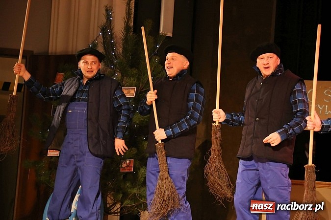 Zdjęcie w galerii na portalu naszraciborz.pl: Gwiazdka Serc 2014 - Autostopem PRL-u tropem. Ze sceny i od kuchni wiadomości z regionu