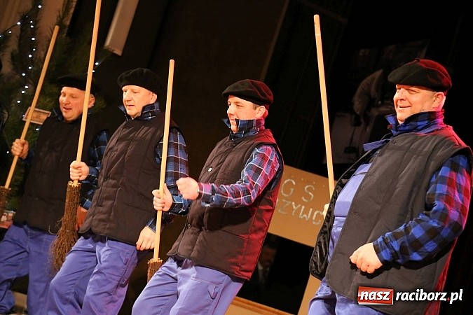 Zdjęcie w galerii na portalu naszraciborz.pl: Gwiazdka Serc 2014 - Autostopem PRL-u tropem. Ze sceny i od kuchni wiadomości z regionu