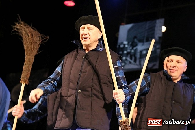 Zdjęcie w galerii na portalu naszraciborz.pl: Gwiazdka Serc 2014 - Autostopem PRL-u tropem. Ze sceny i od kuchni wiadomości z regionu