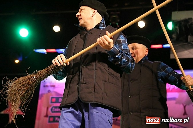 Zdjęcie w galerii na portalu naszraciborz.pl: Gwiazdka Serc 2014 - Autostopem PRL-u tropem. Ze sceny i od kuchni wiadomości z regionu