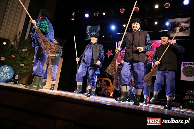 Zdjęcie w galerii na portalu naszraciborz.pl: Gwiazdka Serc 2014 - Autostopem PRL-u tropem. Ze sceny i od kuchni wiadomości z regionu