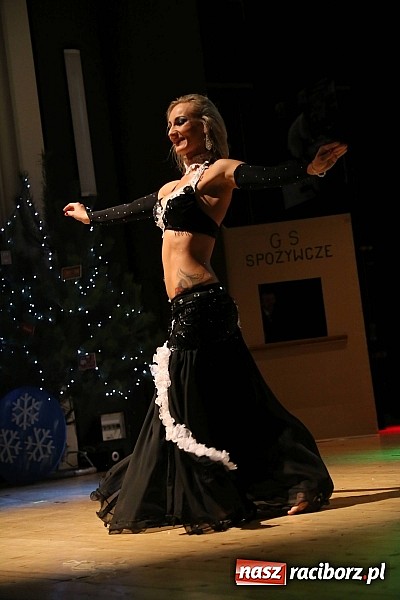 Zdjęcie w galerii na portalu naszraciborz.pl: Gwiazdka Serc 2014 - Autostopem PRL-u tropem. Ze sceny i od kuchni wiadomości z regionu