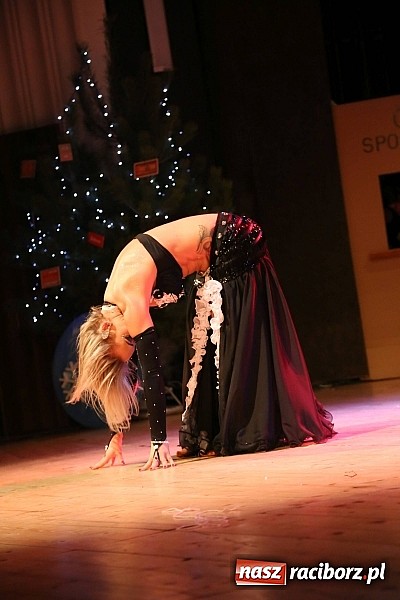 Zdjęcie w galerii na portalu naszraciborz.pl: Gwiazdka Serc 2014 - Autostopem PRL-u tropem. Ze sceny i od kuchni wiadomości z regionu