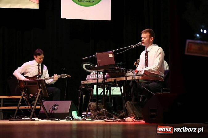 Zdjęcie w galerii na portalu naszraciborz.pl: Gwiazdka Serc 2014 - Autostopem PRL-u tropem. Ze sceny i od kuchni wiadomości z regionu