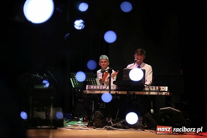 Zdjęcie w galerii na portalu naszraciborz.pl: Gwiazdka Serc 2014 - Autostopem PRL-u tropem. Ze sceny i od kuchni wiadomości z regionu