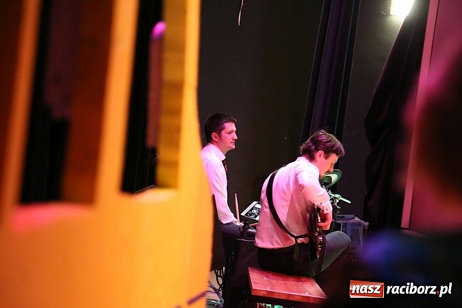 Zdjęcie w galerii na portalu naszraciborz.pl: Gwiazdka Serc 2014 - Autostopem PRL-u tropem. Ze sceny i od kuchni wiadomości z regionu