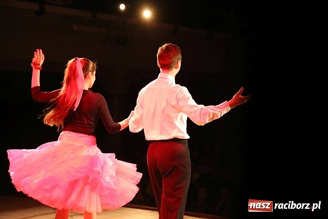 Zdjęcie w galerii na portalu naszraciborz.pl: Gwiazdka Serc 2014 - Autostopem PRL-u tropem. Ze sceny i od kuchni wiadomości z regionu