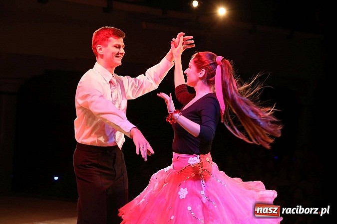 Zdjęcie w galerii na portalu naszraciborz.pl: Gwiazdka Serc 2014 - Autostopem PRL-u tropem. Ze sceny i od kuchni wiadomości z regionu