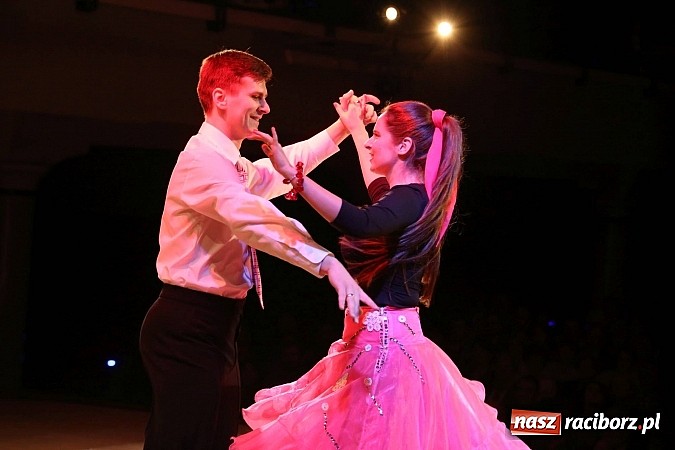 Zdjęcie w galerii na portalu naszraciborz.pl: Gwiazdka Serc 2014 - Autostopem PRL-u tropem. Ze sceny i od kuchni wiadomości z regionu