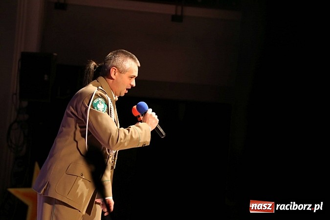 Zdjęcie w galerii na portalu naszraciborz.pl: Gwiazdka Serc 2014 - Autostopem PRL-u tropem. Ze sceny i od kuchni wiadomości z regionu