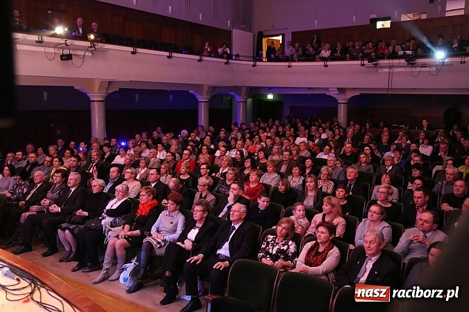 Zdjęcie w galerii na portalu naszraciborz.pl: Gwiazdka Serc 2014 - Autostopem PRL-u tropem. Ze sceny i od kuchni wiadomości z regionu