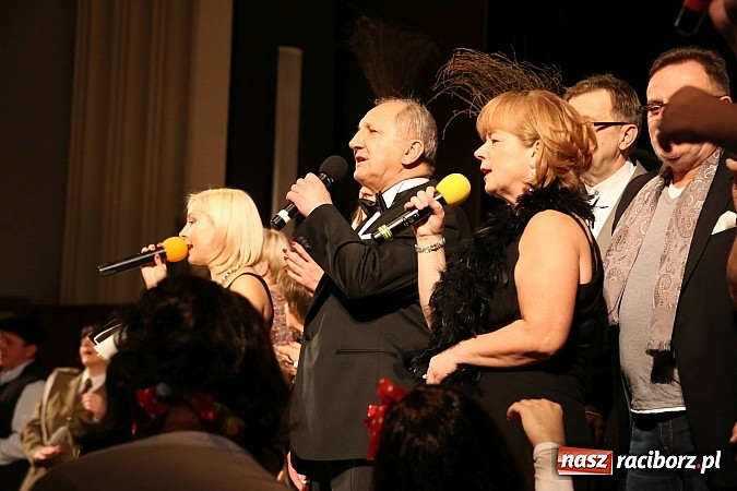 Zdjęcie w galerii na portalu naszraciborz.pl: Gwiazdka Serc 2014 - Autostopem PRL-u tropem. Ze sceny i od kuchni wiadomości z regionu