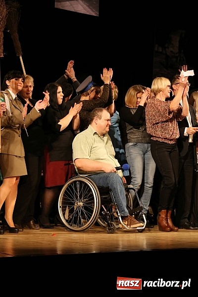 Zdjęcie w galerii na portalu naszraciborz.pl: Gwiazdka Serc 2014 - Autostopem PRL-u tropem. Ze sceny i od kuchni wiadomości z regionu