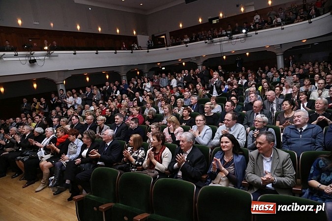 Zdjęcie w galerii na portalu naszraciborz.pl: Gwiazdka Serc 2014 - Autostopem PRL-u tropem. Ze sceny i od kuchni wiadomości z regionu