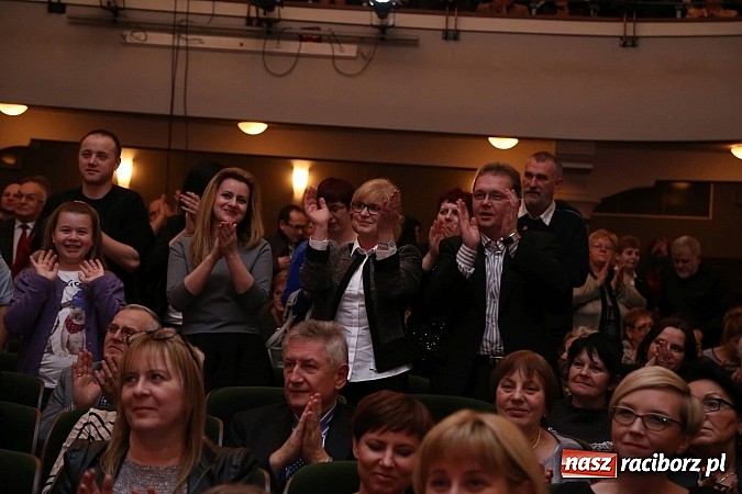 Zdjęcie w galerii na portalu naszraciborz.pl: Gwiazdka Serc 2014 - Autostopem PRL-u tropem. Ze sceny i od kuchni wiadomości z regionu