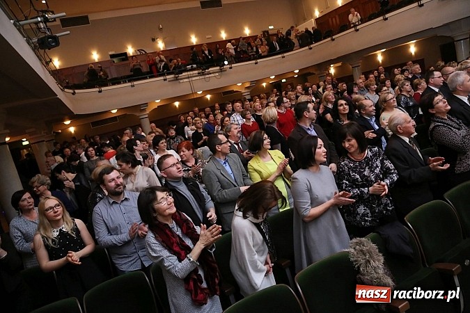Zdjęcie w galerii na portalu naszraciborz.pl: Gwiazdka Serc 2014 - Autostopem PRL-u tropem. Ze sceny i od kuchni wiadomości z regionu
