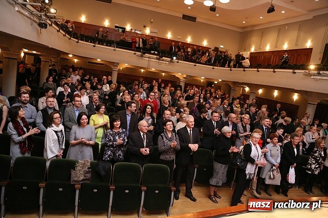 Zdjęcie w galerii na portalu naszraciborz.pl: Gwiazdka Serc 2014 - Autostopem PRL-u tropem. Ze sceny i od kuchni wiadomości z regionu