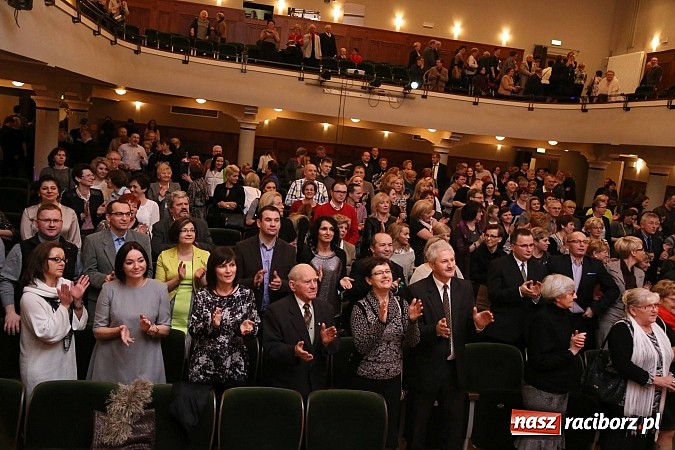 Zdjęcie w galerii na portalu naszraciborz.pl: Gwiazdka Serc 2014 - Autostopem PRL-u tropem. Ze sceny i od kuchni wiadomości z regionu