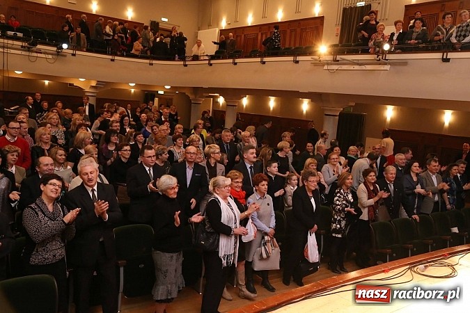 Zdjęcie w galerii na portalu naszraciborz.pl: Gwiazdka Serc 2014 - Autostopem PRL-u tropem. Ze sceny i od kuchni wiadomości z regionu