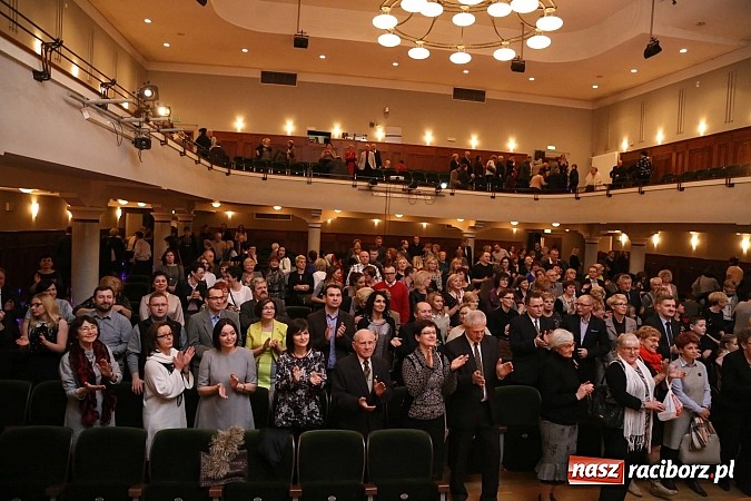 Zdjęcie w galerii na portalu naszraciborz.pl: Gwiazdka Serc 2014 - Autostopem PRL-u tropem. Ze sceny i od kuchni wiadomości z regionu