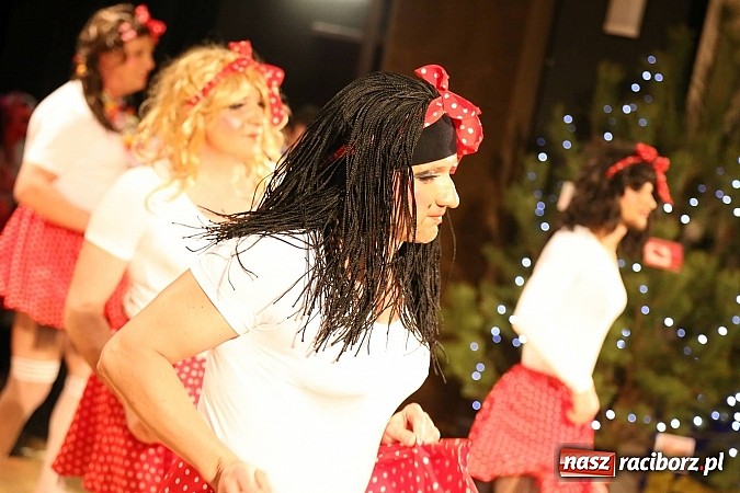 Zdjęcie w galerii na portalu naszraciborz.pl: Gwiazdka Serc 2014 - Czarny Alibaba i AleBabki z Manuelą Krzykałą oraz Złamasy wiadomości z regionu