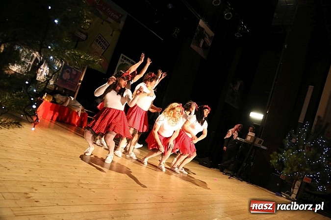 Zdjęcie w galerii na portalu naszraciborz.pl: Gwiazdka Serc 2014 - Czarny Alibaba i AleBabki z Manuelą Krzykałą oraz Złamasy wiadomości z regionu