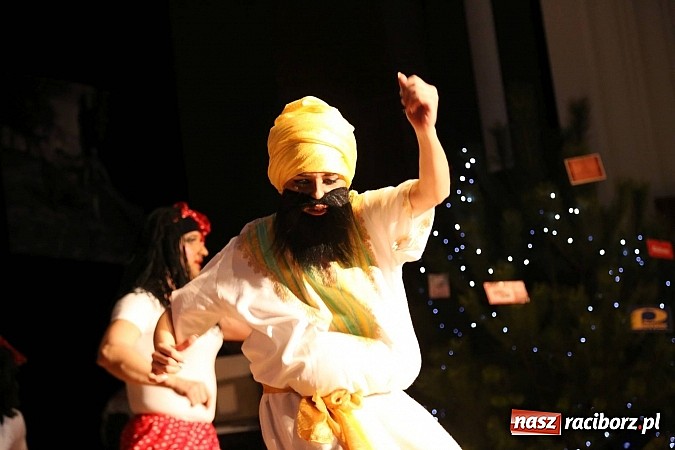 Zdjęcie w galerii na portalu naszraciborz.pl: Gwiazdka Serc 2014 - Czarny Alibaba i AleBabki z Manuelą Krzykałą oraz Złamasy wiadomości z regionu